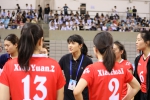 我校女子甲组排球队主教练马瑾瑾老师在赛中布置战术 - 华南师范大学