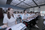 微专业班级学生凝神倾听、认真记录 - 华南师范大学