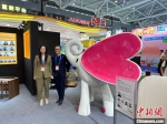 香港青年设计师设计的“爱心小飞象”。　方伟彬 摄 - 中国新闻社广东分社主办