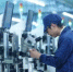 凯格精机工作人员在操作仪器检测印刷机性能 岳瑞轩 摄 - 中国新闻社广东分社主办