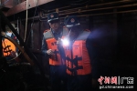 海警执法员在犯罪嫌疑船舱内检查。深圳海警局供图 - 中国新闻社广东分社主办