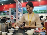 展商为客人泡上好茶。 作者 郑小红 - 中国新闻社广东分社主办