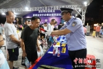 警方在活动现场邀请群众体验酒精测试 作者 警方供图 - 中国新闻社广东分社主办
