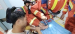 又被卡卡卡住了！广州消防：暑假儿童被卡事故多发，家长莫大意 - 广东大洋网