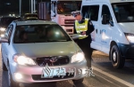 肖林深夜间在S223线梅城秀兰大桥侧路段执勤。（邹圳　摄） - Meizhou.Cn